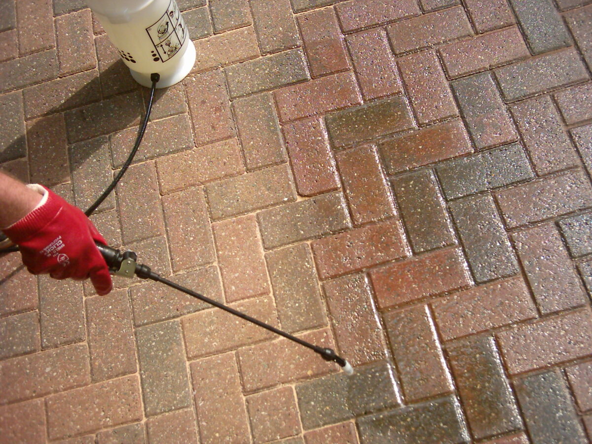 How to apply block paving sealer. Read our guide to help you to protect your pavers